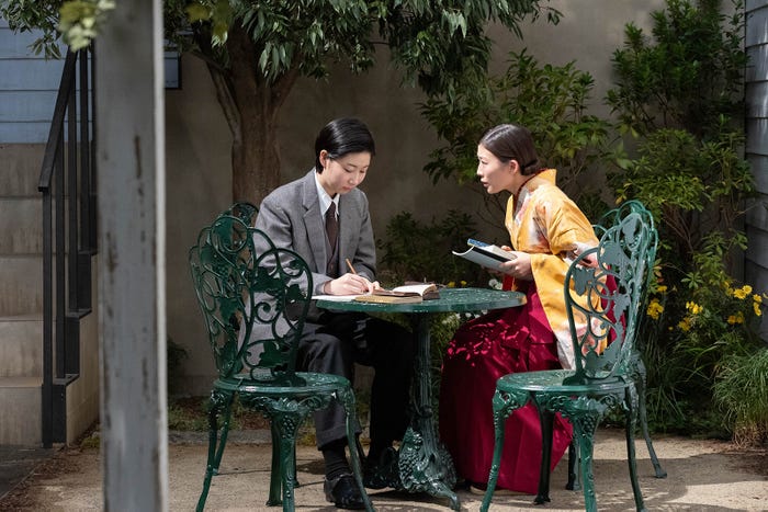 土居志央梨、伊藤沙莉「虎に翼」第9話より(C)NHK