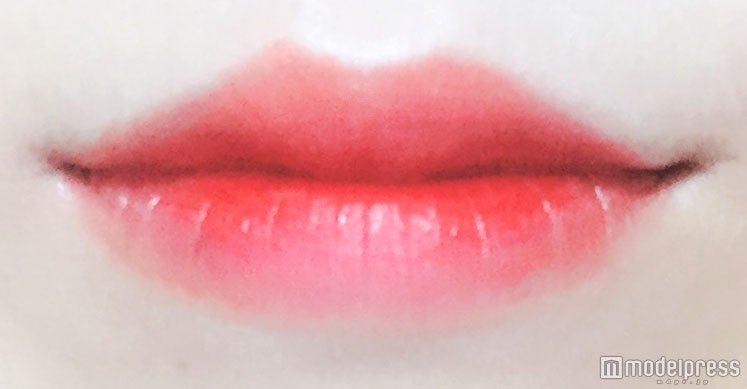 赤とオレンジで夏らしいフレッシュリップに／写真：onoaki（C）モデルプレス