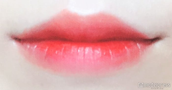赤とオレンジで夏らしいフレッシュリップに/写真:onoaki(C)モデルプレス