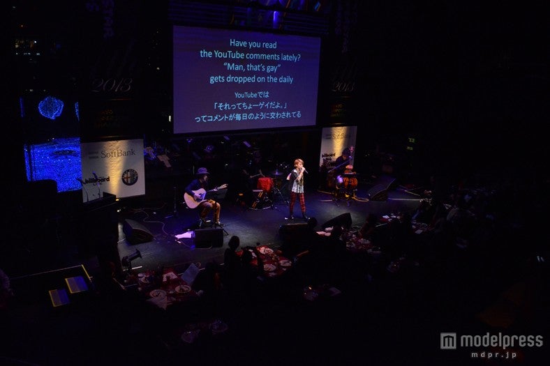 ステージで熱唱するIMALU