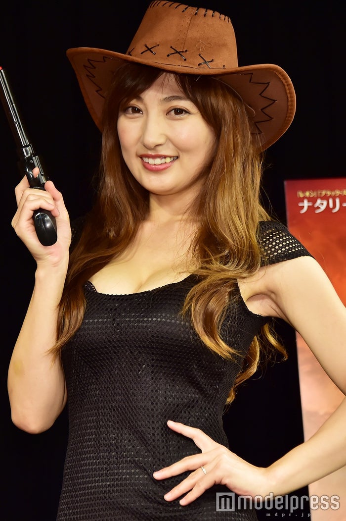 熊田曜子、美乳ギリギリ大胆ショット披露「見えちゃいそう」「芸術的ボディ」