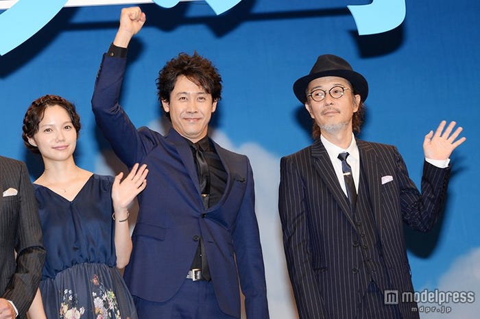 (左から)宮崎あおい、大泉洋、リリー・フランキー