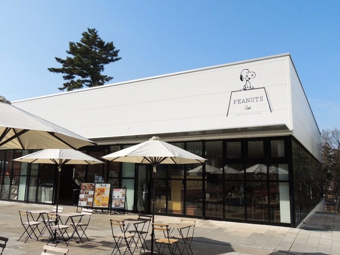 ミュージアムのすぐ隣にある「PEANUTS Cafe SNOOPY MUSEUM TOKYO」。お店だけの利用もできます