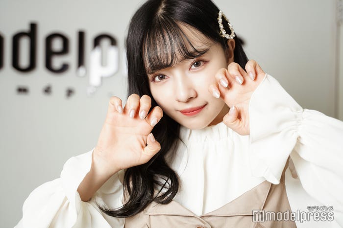 白ベースで繊細なラメが可愛いネイル/村瀬紗英(C)モデルプレス