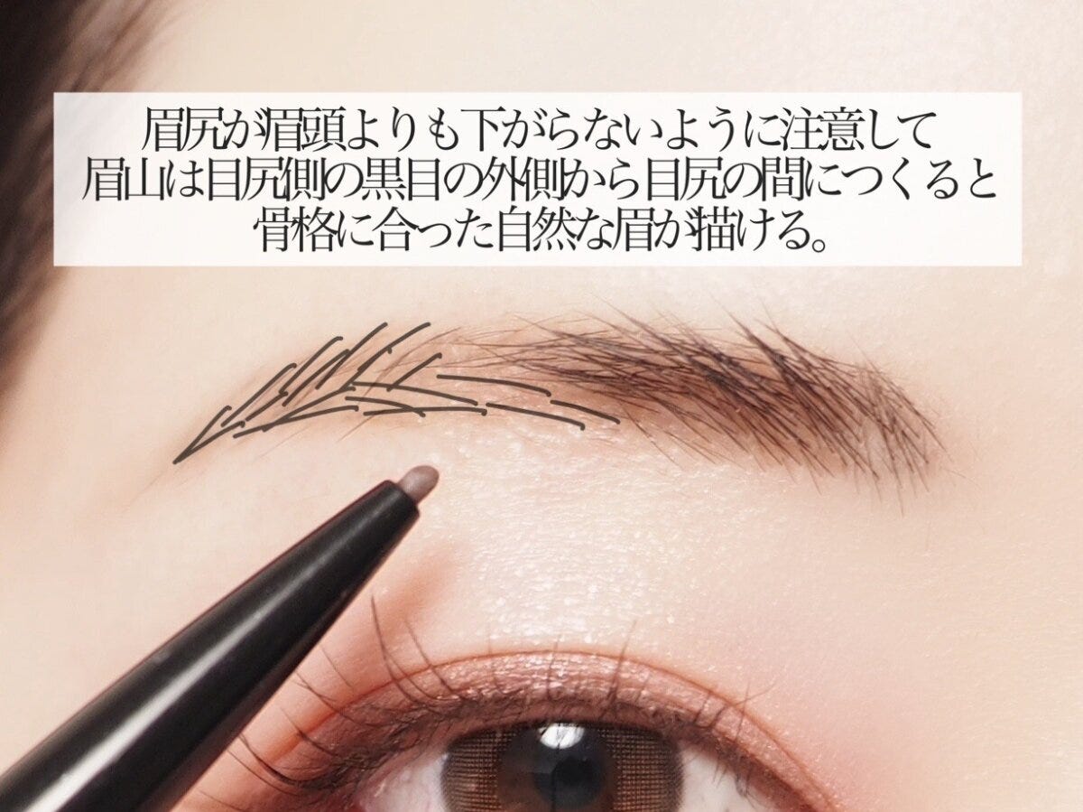 アイブロウペンシルで足りない毛を1本ずつ描き足す
