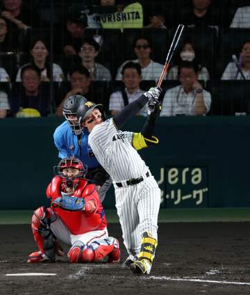 阪神 森下翔太が34号2ラン！左翼ポール直撃の一撃に甲子園大歓声 佐藤輝明に1本差 2人で何か言葉をかわす 中軸3人で全7得点の大暴れ