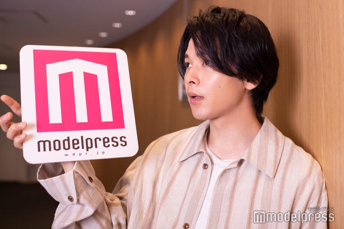 いつもモデルプレスロゴで遊んでくれる中村倫也さん (C)モデルプレス