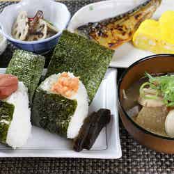 神奈川米のおにぎり朝食／画像提供：横浜赤レンガ倉庫