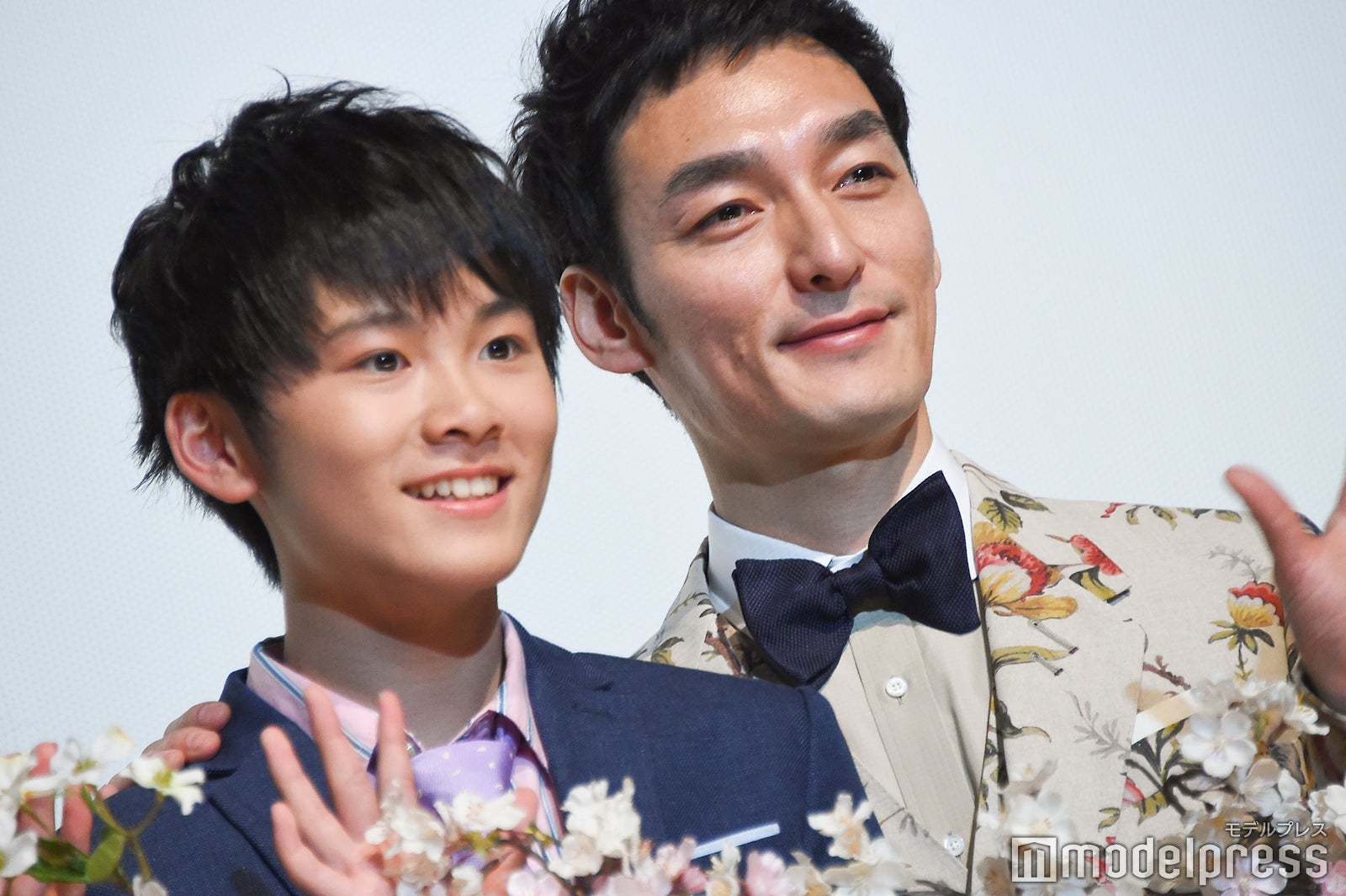 山崎光、草なぎ剛 （C）モデルプレス