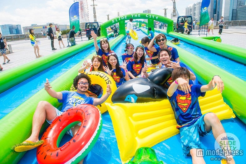 1万人動員の巨大ウォータースライダーが再びお台場に出現 - 女子 1万人動員の巨大ウォータースライダーが再びお台場に出現 - 女子