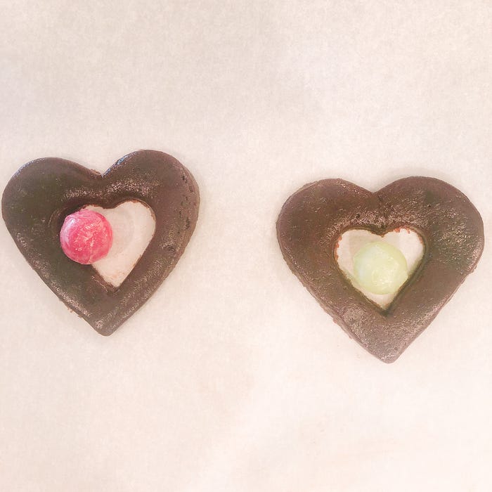 手順5:くり抜いた穴にキャンディーを入れ、160℃のオーブンで15~20分焼く/画像提供:柏原歩