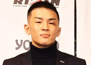 人気格闘家・萩原京平が圧巻ノーバン投球「夢が叶いました」みずほペイペイDでのセレモニアルピッチに登場