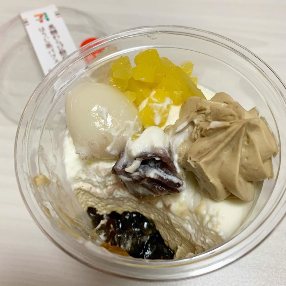 セブンイレブンの黒糖わらび餅のほうじ茶パフェの層が見える写真