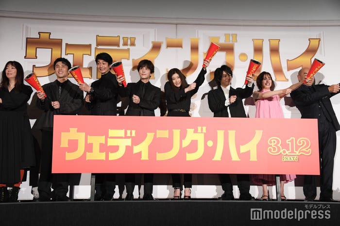 クラッカーを構えるキャスト陣(左から)大九明子監督、中尾明慶、向井理、岩田剛典、篠原涼子、中村倫也、関水渚、高橋克実 (C)モデルプレス