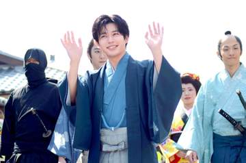 なにわ男子・長尾謙杜 ビックリ仰天「忍者すごっ！いつかやりたい」 太秦映画村リニューアルオープニングセレモニー