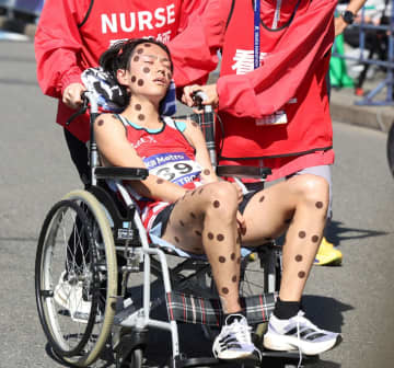 【大阪マラソン】車椅子で救護室へ運ばれた吉田響「会話ができていない状態」田中総監督が涙ぐみながら明かす「暑さでかなりの脱水症状に」