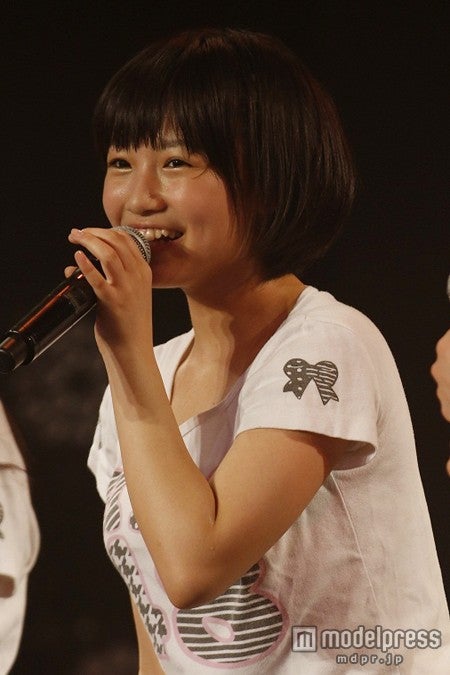 500回公演の朝長美桜（C）AKS