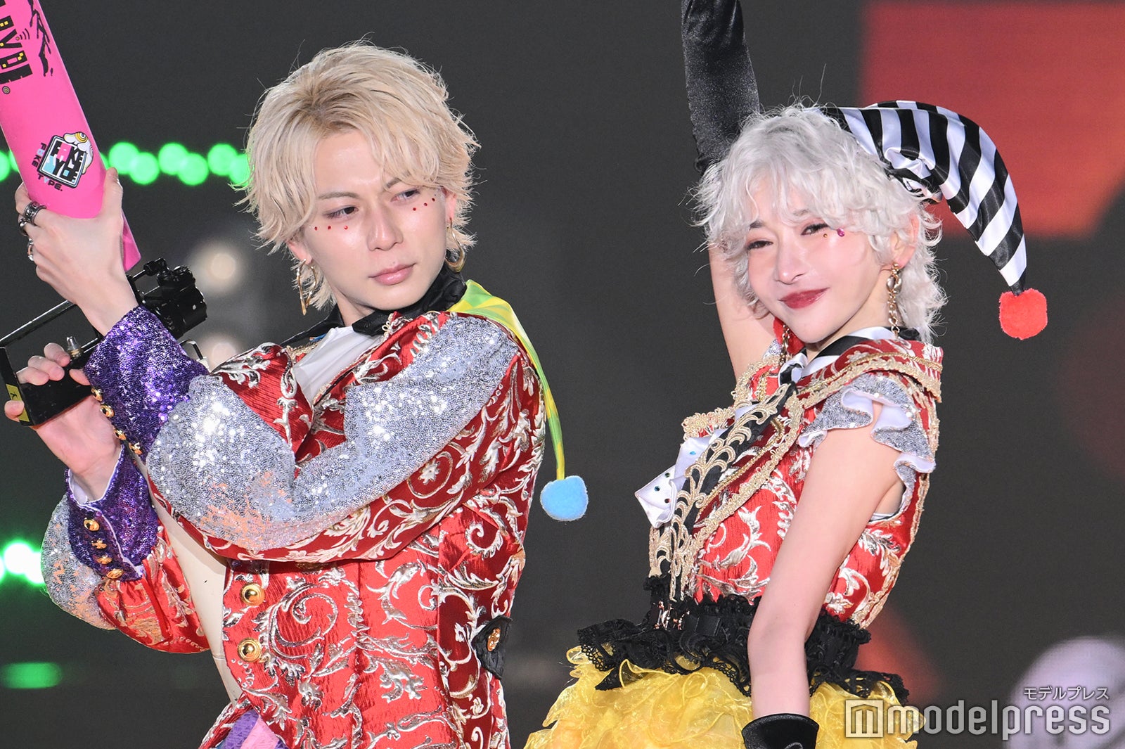 元カップル・みっき～＆Rちゃん、手繋ぎ密着で沸かす ド派手コーデでランウェイ＜関西コレクション 2023 S／S＞