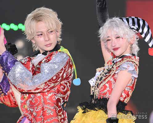 元カップル・みっき~&Rちゃん、手繋ぎ密着で沸かす ド派手コーデでランウェイ<関西コレクション 2023 S/S>