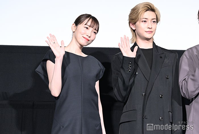 飯豊まりえ、高橋文哉（C）モデルプレス