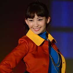 モデルプレス - <速報>小嶋陽菜、トップバッターで悩殺スマイル 「GirlsAward 2013A/W」開幕