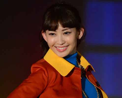 <速報>小嶋陽菜、トップバッターで悩殺スマイル 「GirlsAward 2013A/W」開幕