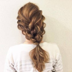 シルエットから華やかに 編みおろしヘアアレンジでふわふわボリューム シルエットから華やかに 編みおろしヘアアレンジでふわふわボリューム
