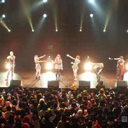 “8人目のメンバー”タマちゃん(中央)を紹介するAAA(トリプル・エー)