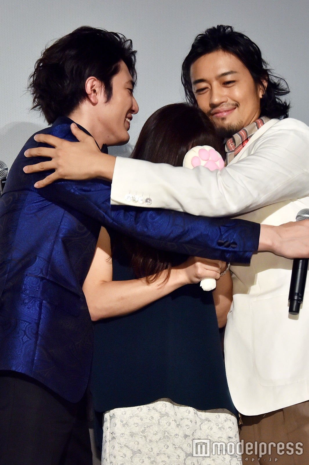 斎藤工＆間宮祥太朗のWハグ（C）モデルプレス