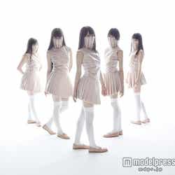 ももいろクローバーZの2ndアルバム「5TH DIMENSION」のビジュアル第1形態/ Photo: Kenshu Shintsubo