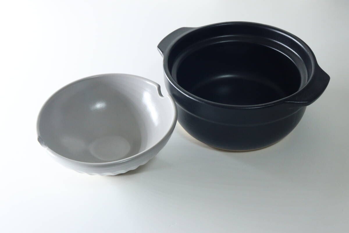 黒い土鍋本体と、ひっくり返したグレーの蓋 黒い土鍋本体と、ひっくり返したグレーの蓋