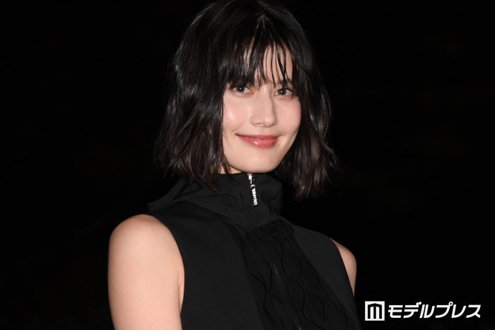 橋本愛、ブラックドレス×ショーツから美脚スラリ【CHANEL AND CINEMA - TOKYO LIGHTS】