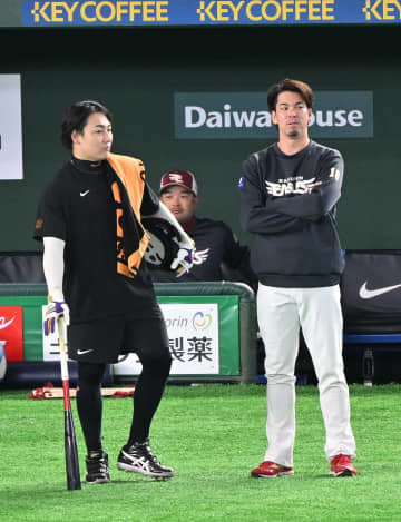 楽天マエケンがカープ時代の同僚、丸と談笑 則本と肩を組んで交流する様子も