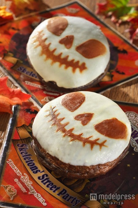 スプーキースケルトンドーナツ（オレンジクリーム）（C）Disney