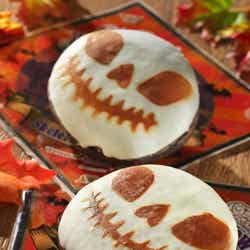 スプーキースケルトンドーナツ(オレンジクリーム)(C)Disney