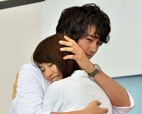 斎藤工、石田ゆり子と“密着ハグ”生披露 抱き心地は「掛け布団みたい」?
