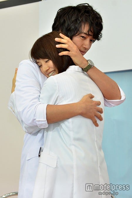 斎藤工&石田ゆり子の公開ハグも