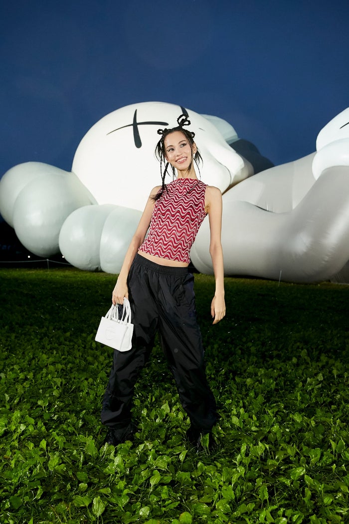 水原希子／画像提供：「KAWS:HOLIDAY」PR事務局