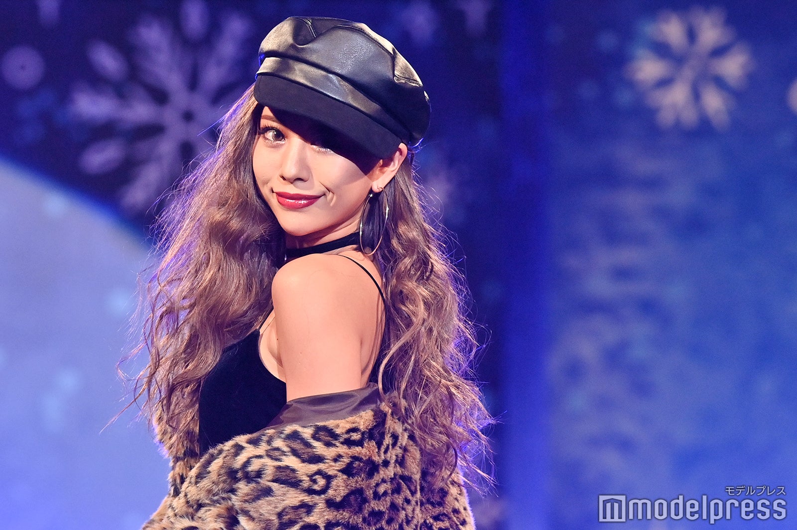 カリスマギャル・華、谷間チラ見せ＆網ソックスで美脚スラリ＜TGC teen 2021 Winter＞