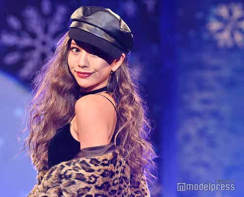 カリスマギャル・華、谷間チラ見せ&網ソックスで美脚スラリ<TGC teen 2021 Winter>