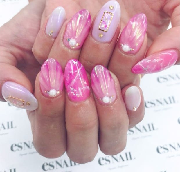 ビビッドピンクで日差しに負けない派手かわネイル/画像提供:esNAIL