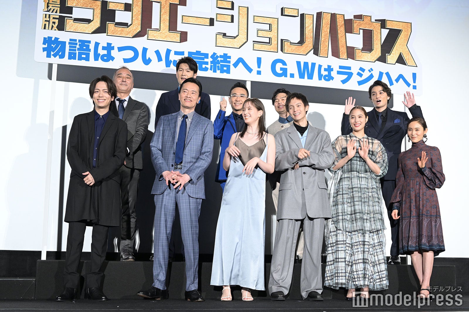 （後列左から）鈴木雅之監督、丸山智己、八嶋智人、浜野謙太、矢野聖人（前列左から）山崎育三郎、遠藤憲一、本田翼、窪田正孝、広瀬アリス、山口紗弥加（C）モデルプレス