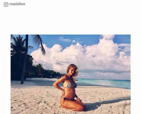 ロージー・ハンティントン=ホワイトリー、妊娠を発表 ビキニでふっくらお腹お披露目