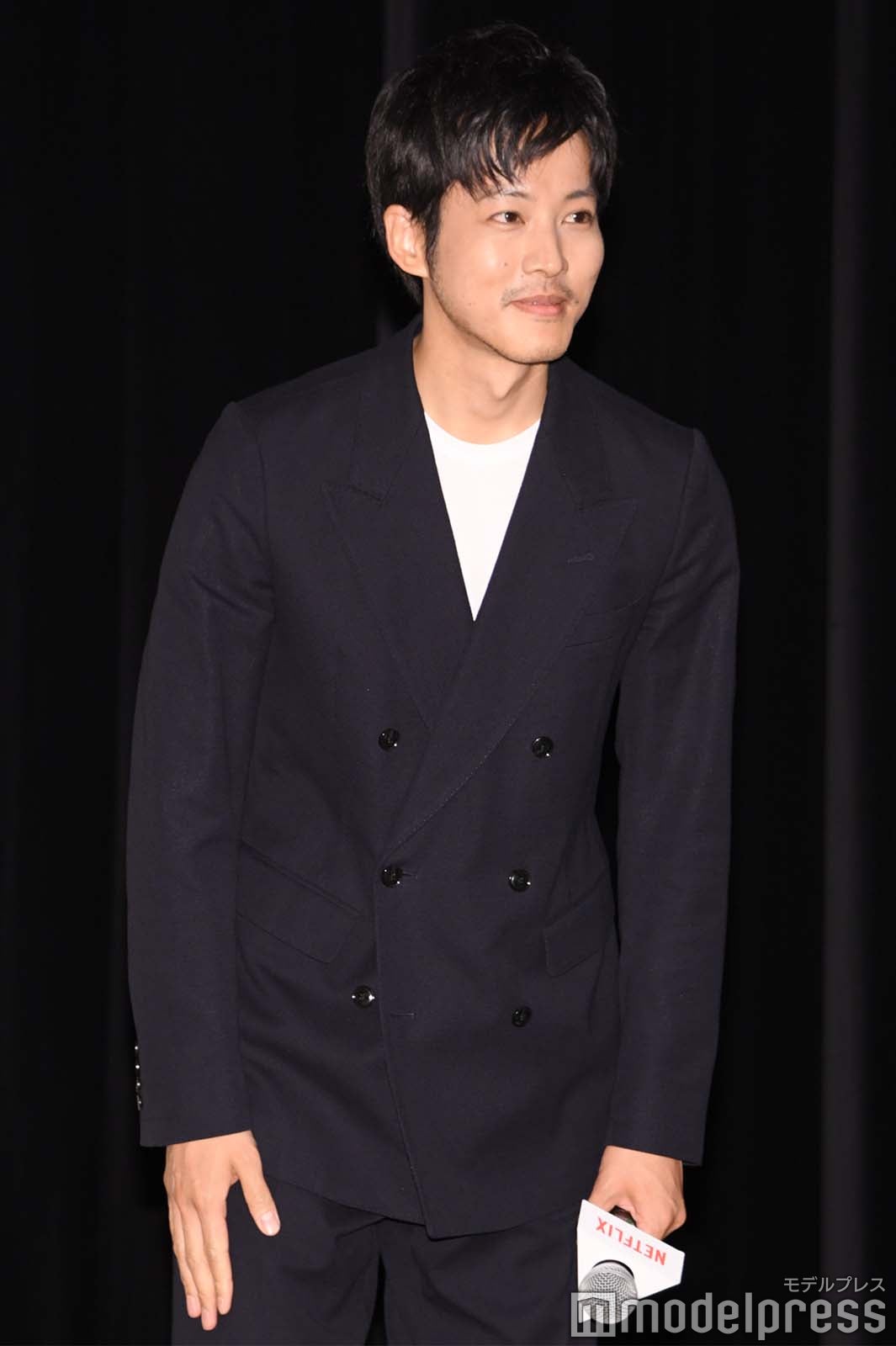 観客に会釈する松坂桃李（C）モデルプレス