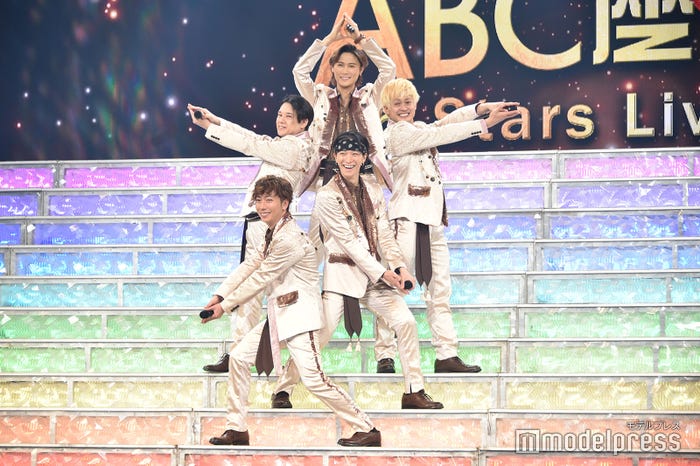 5starsポーズを求められ笑顔があふれるA.B.C-Z(下から時計回りに)河合郁人、五関晃一、橋本良亮、塚田僚一、戸塚祥太(C)モデルプレス