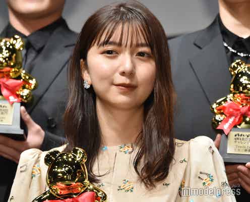 上白石萌歌、背中ざっくりドレスで美背中際立つ アクティブな目標も掲げる<anan AWARD 2022>