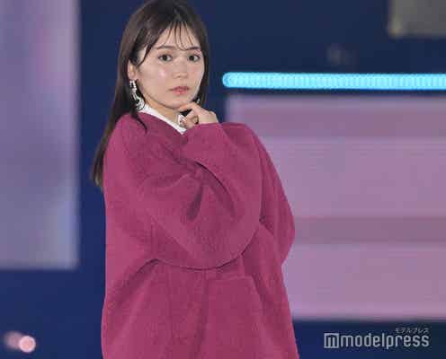 久間田琳加、美脚チラ見せのガーリーコーデ 変化自在ポージングに視線集中<GirlsAward 2023 A/W>