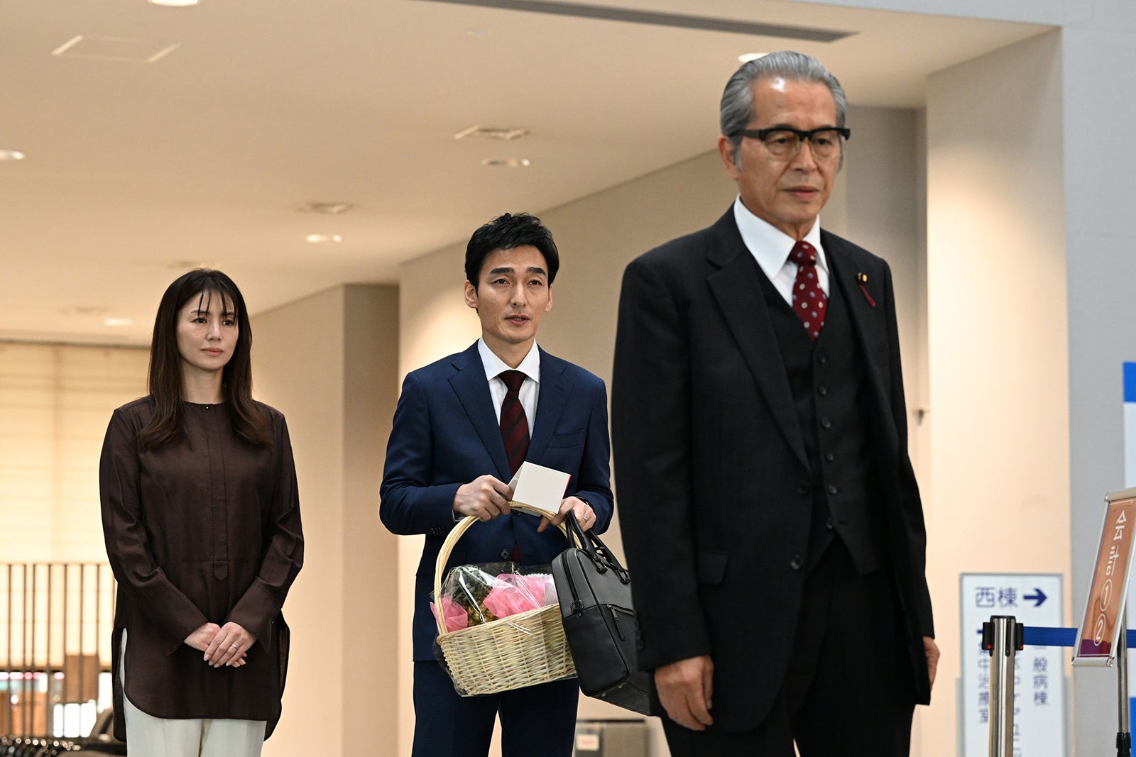 井川遥、草なぎ剛、本田博太郎 「罠の戦争」第1話より（C）カンテレ