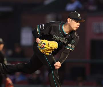 日本ハム・加藤、あわや！折れたバット直撃のアクシデント 何とか避けるよけるも、投前へのボール見失い無死一、二塁のピンチに