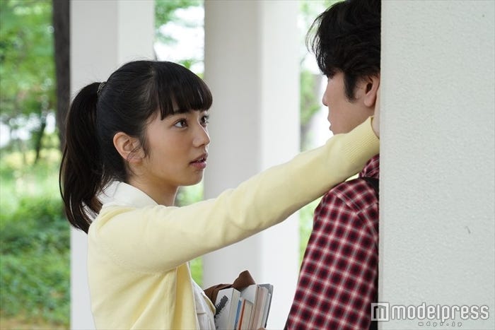 (左から)小松菜奈、間宮祥太朗(C)2016 森本梢子/集英社・映画「高台家の人々」製作委員会・BeeTV